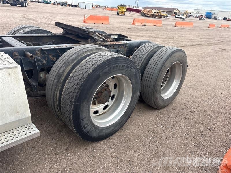 International LF687 6x4 T/A Sleeper Truck Tractor 트랙터 유닛