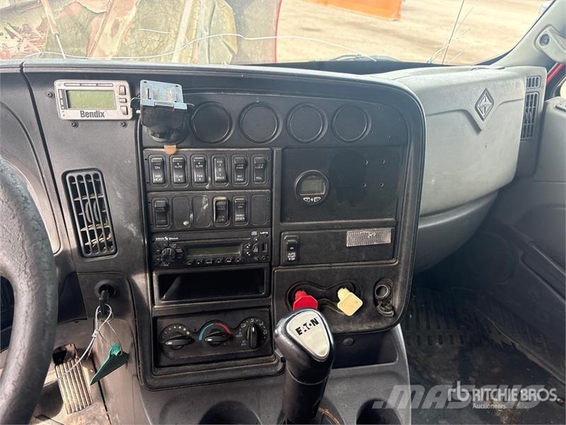 International LF687 6x4 T/A Sleeper Truck Tractor 트랙터 유닛