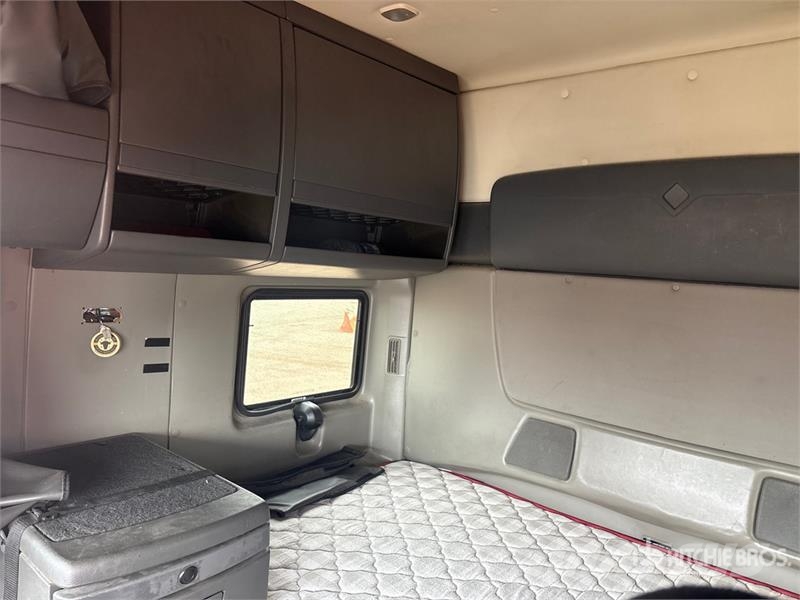 International LF687 6x4 T/A Sleeper Truck Tractor 트랙터 유닛