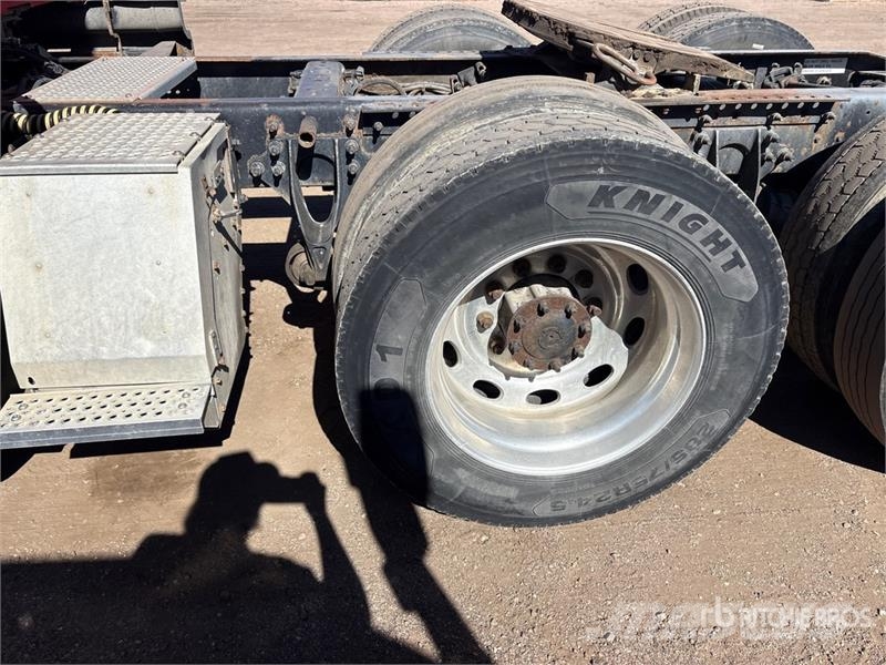 International LF687 6x4 T/A Sleeper Truck Tractor Tegljači