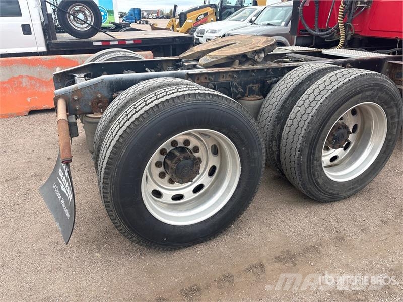 International LF687 6x4 T/A Sleeper Truck Tractor 트랙터 유닛