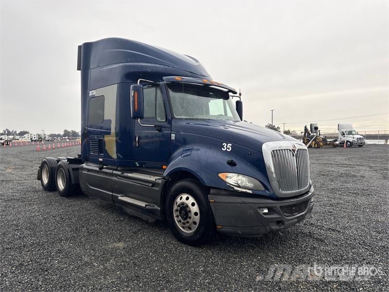International LF687 6x4 T/A Sleeper Truck Tractor Vilcēji