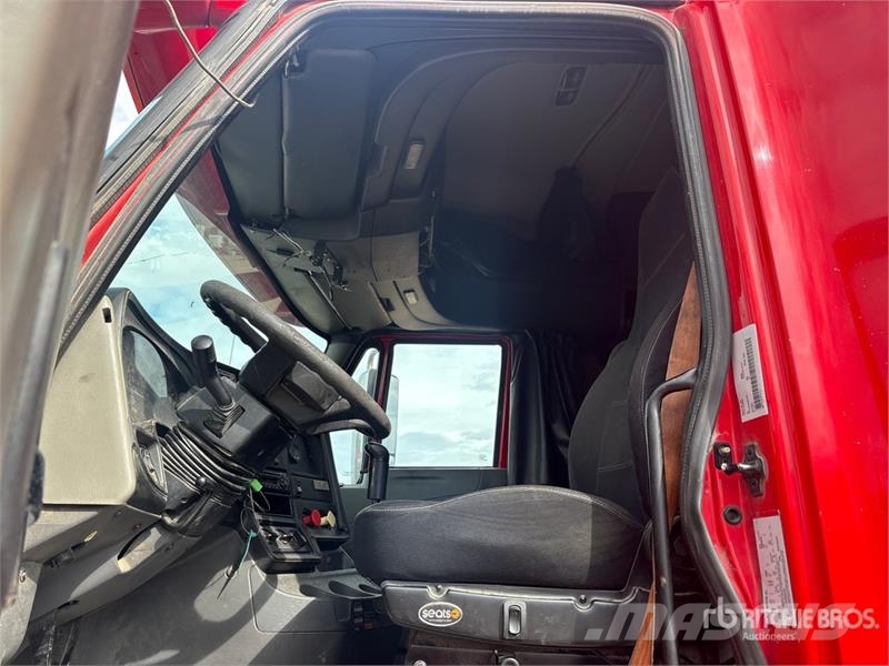 International LF687 6x4 T/A Sleeper Truck Tractor 트랙터 유닛