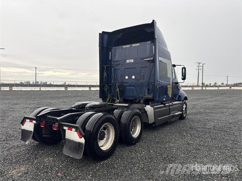 International LF687 6x4 T/A Sleeper Truck Tractor Vilcēji