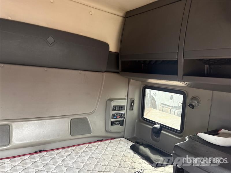 International LF687 6x4 T/A Sleeper Truck Tractor 트랙터 유닛