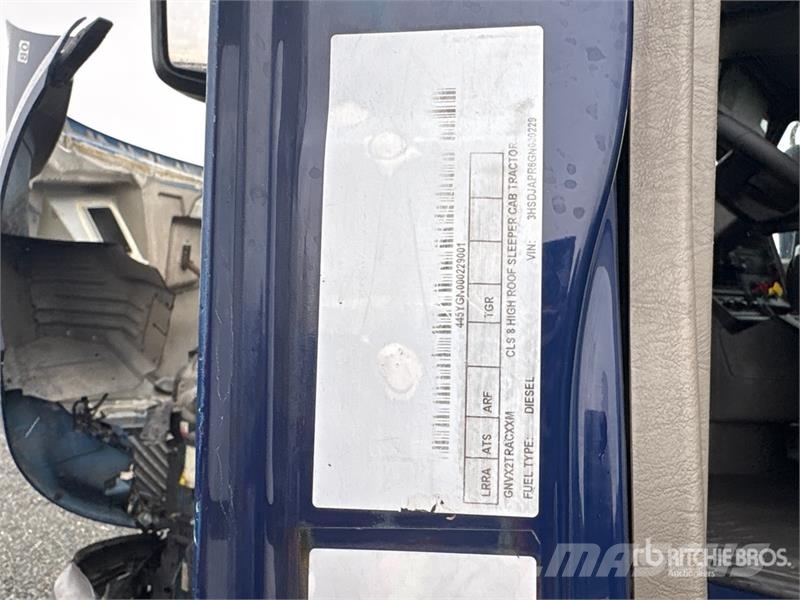 International LF687 6x4 T/A Sleeper Truck Tractor Vilcēji