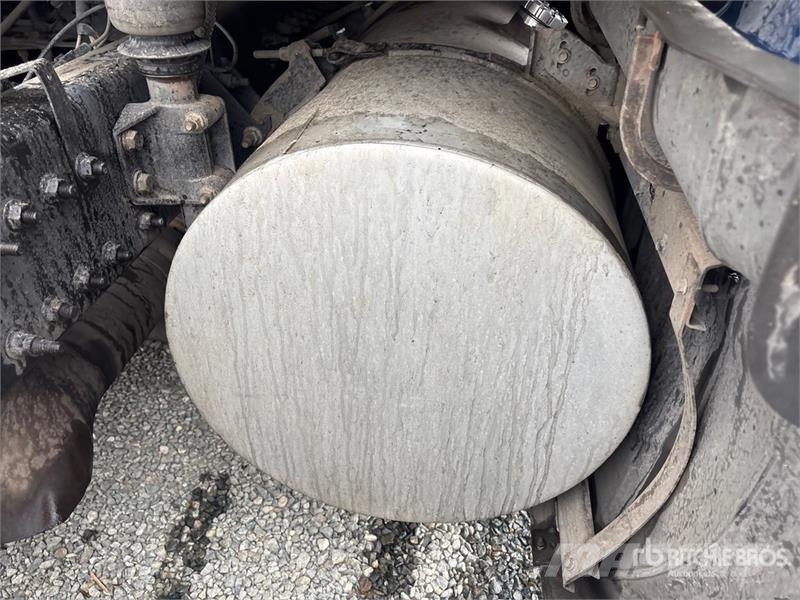 International LF687 6x4 T/A Sleeper Truck Tractor Vilcēji