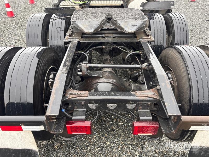 International LF687 6x4 T/A Sleeper Truck Tractor Vilcēji