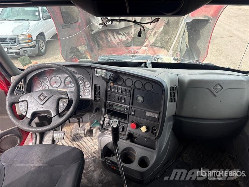 International LF687 T/A Sleeper Truck Tractor Ťahače