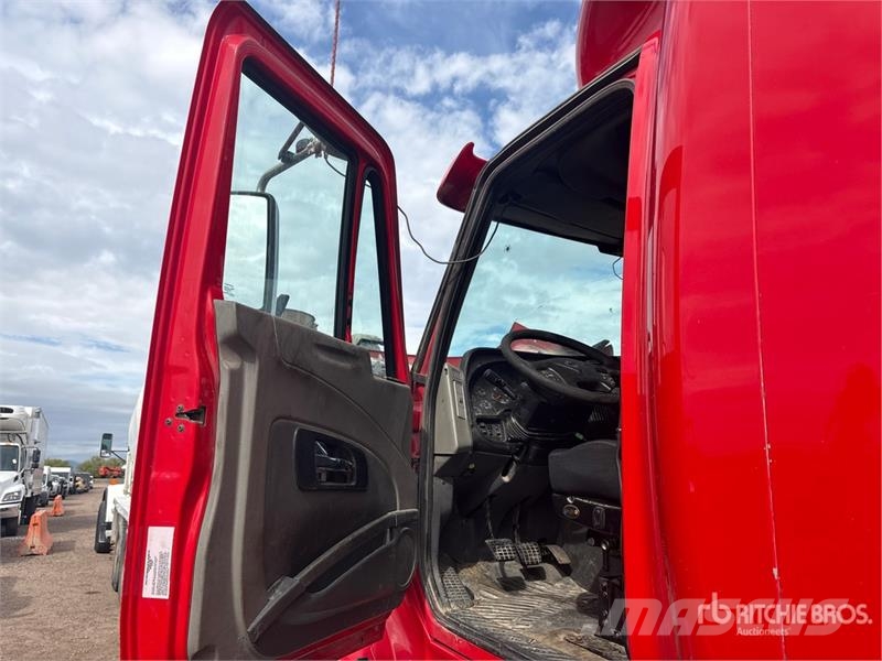 International LF687 T/A Sleeper Truck Tractor Ťahače