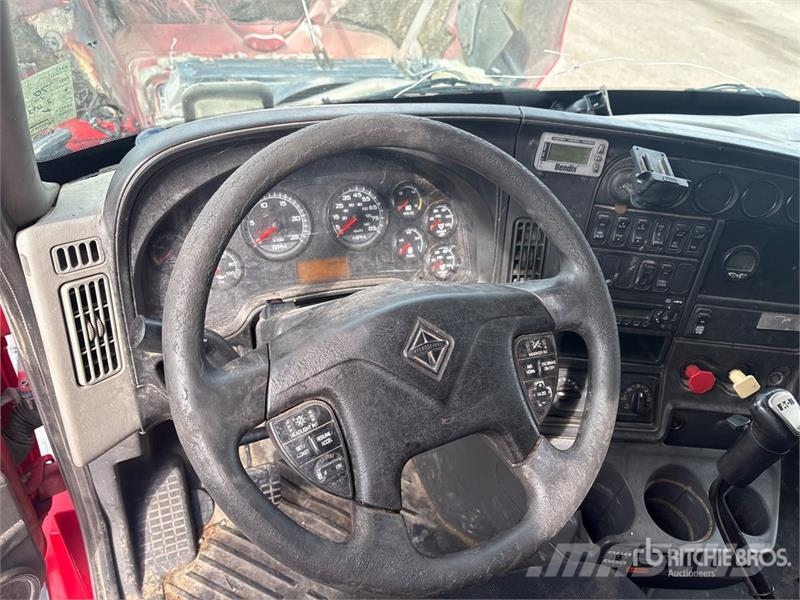 International LF687 T/A Sleeper Truck Tractor Ťahače