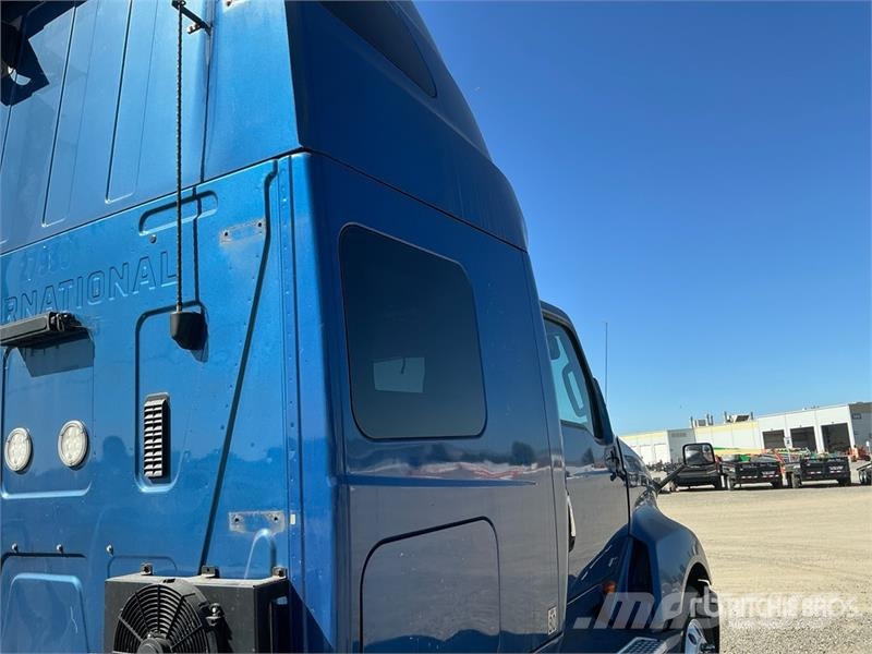 International LT625 Tractor Units