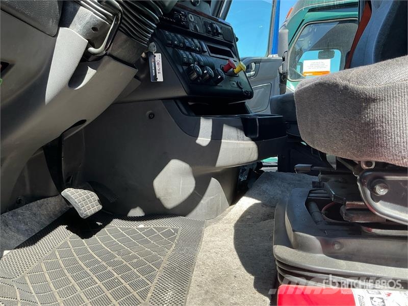 International LT625 Tractor Units