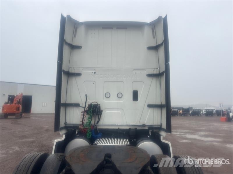 International LT625 Camiones tractor