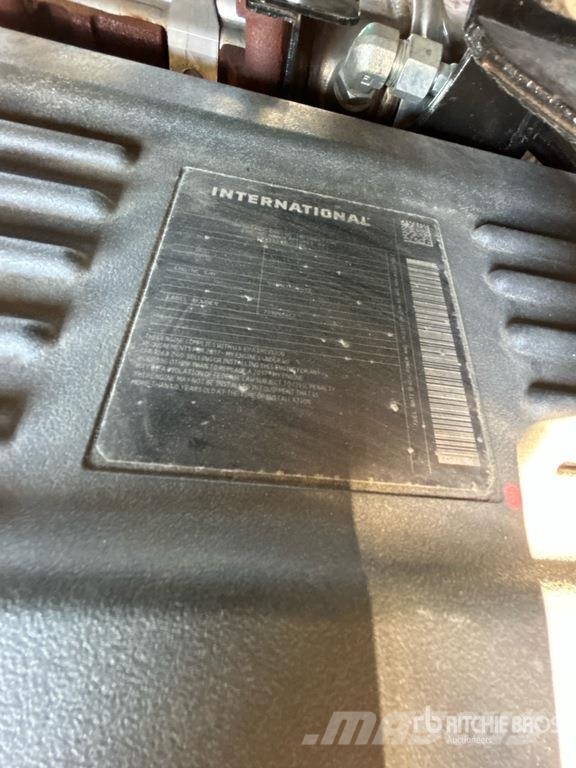 International LT625 6x4 T/A Day Cab Truck Tractor Vlačilci