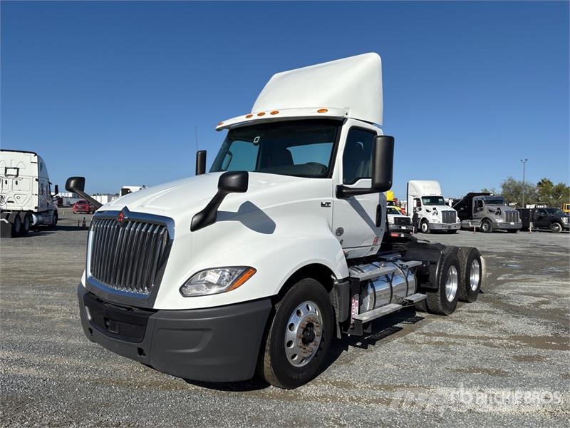 International LT625 6x2 T/A Day Cab Truck Tractor Tracteur routier