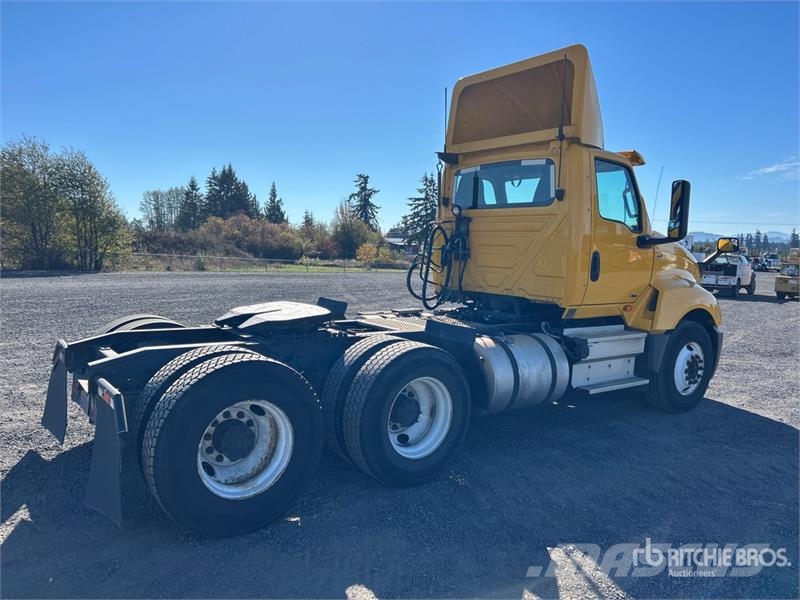 International LT625 6x4 T/A Day Cab Truck Tractor Vlačilci