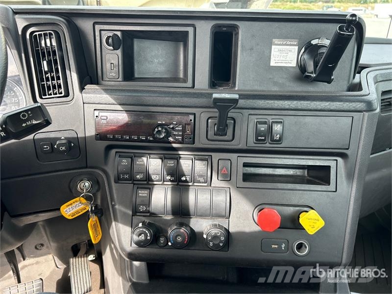 International LT625 6x4 T/A Day Cab Truck Tractor Vlačilci