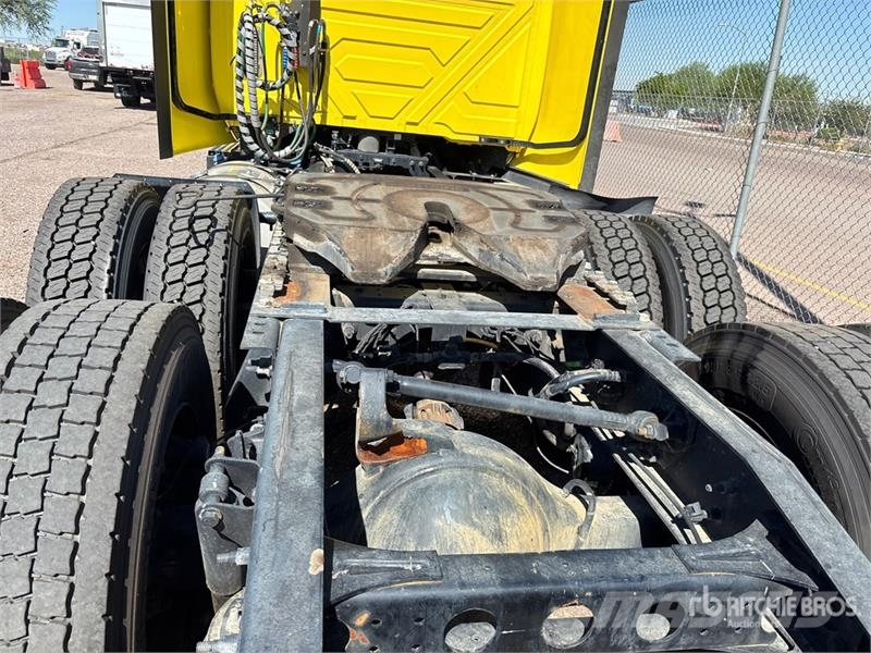 International LT625 6x4 T/A Day Cab Truck Tractor Tractores (camiões)