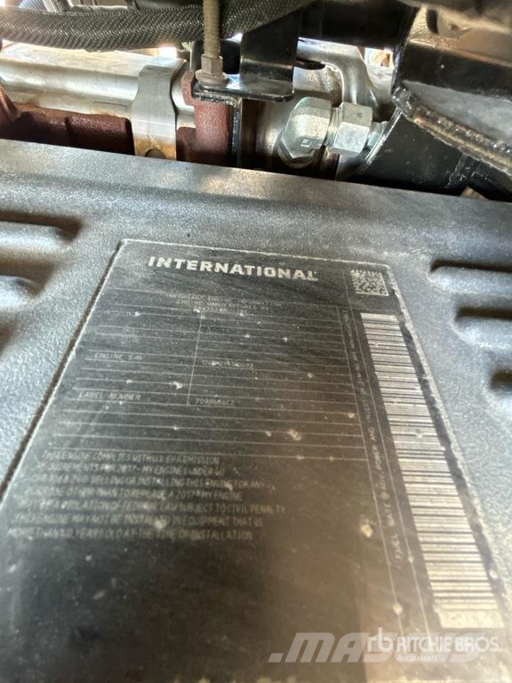 International LT625 6x4 T/A Day Cab Truck Tractor Vlačilci