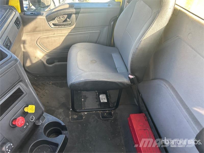 International LT625 6x4 T/A Day Cab Truck Tractor Тягачі