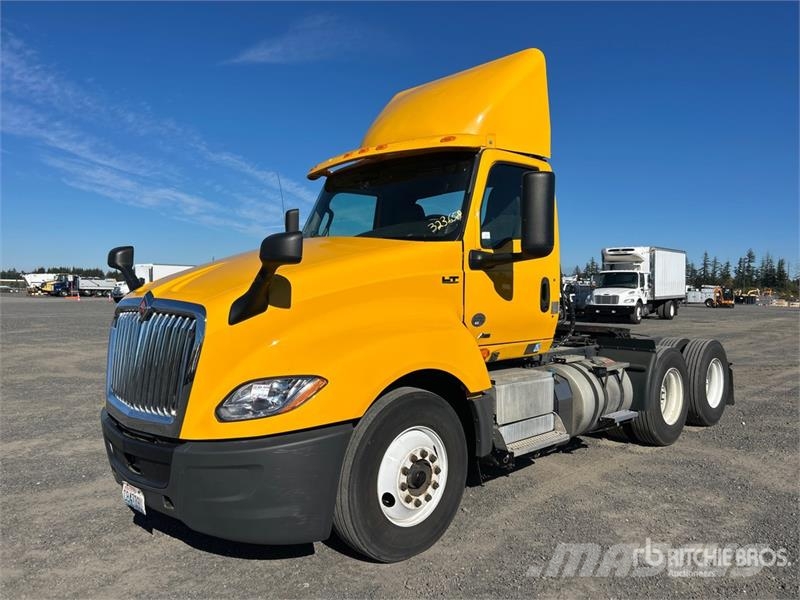 International LT625 6x4 T/A Day Cab Truck Tractor Vlačilci