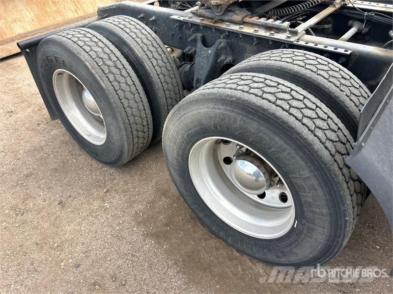 International LT625 6x4 T/A Sleeper Truck Tractor Vlačilci