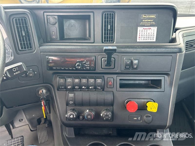International LT625 6x4 T/A Day Cab Truck Tractor Traktorske jedinice
