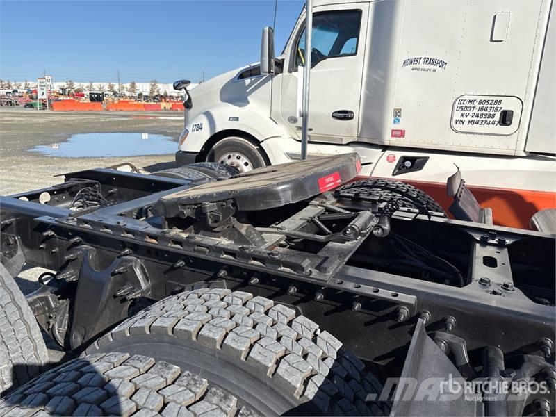 International LT625 6x2 T/A Day Cab Truck Tractor Tracteur routier