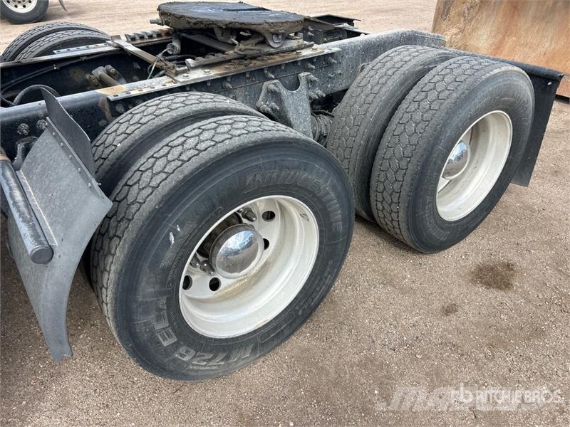 International LT625 6x4 T/A Sleeper Truck Tractor Vlačilci