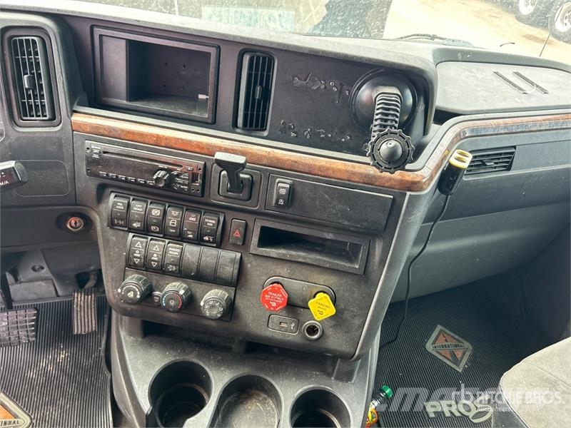 International LT625 6x4 T/A Sleeper Truck Tractor Vlačilci
