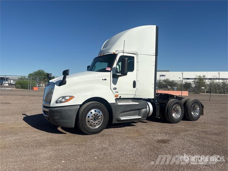International LT625 6x4 T/A Day Cab Truck Tractor Cavalos mecânicos