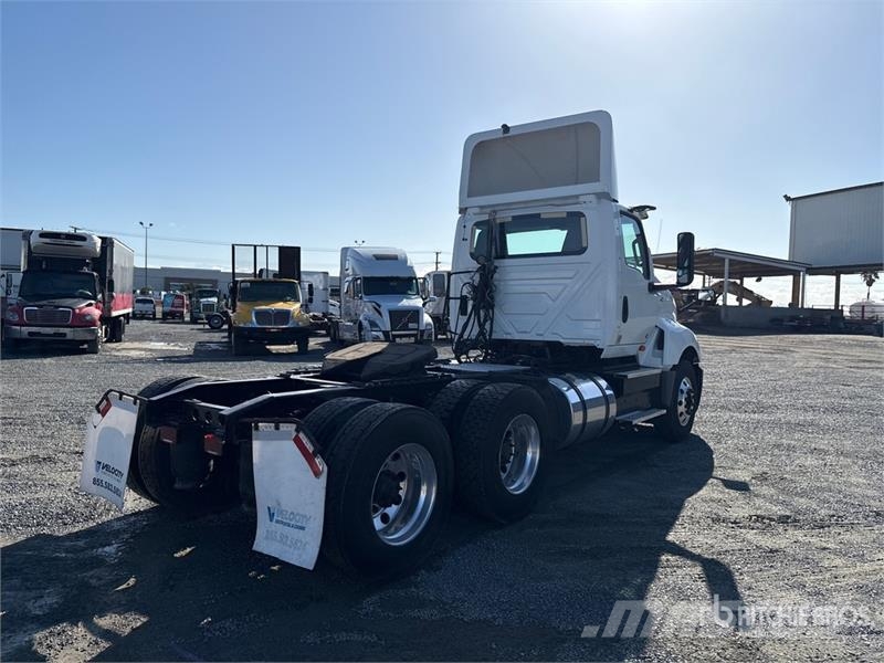 International LT625 6x2 T/A Day Cab Truck Tractor Tracteur routier