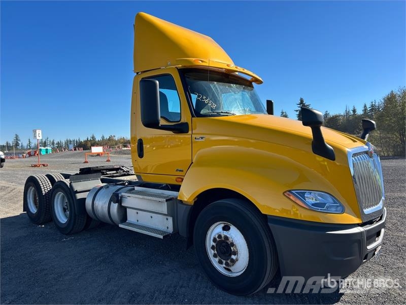 International LT625 6x4 T/A Day Cab Truck Tractor Vlačilci
