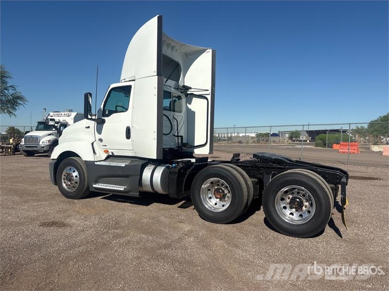 International LT625 6x4 T/A Day Cab Truck Tractor Cavalos mecânicos