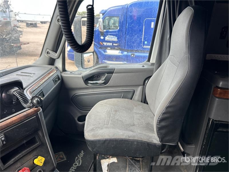 International LT625 6x4 T/A Sleeper Truck Tractor Vlačilci
