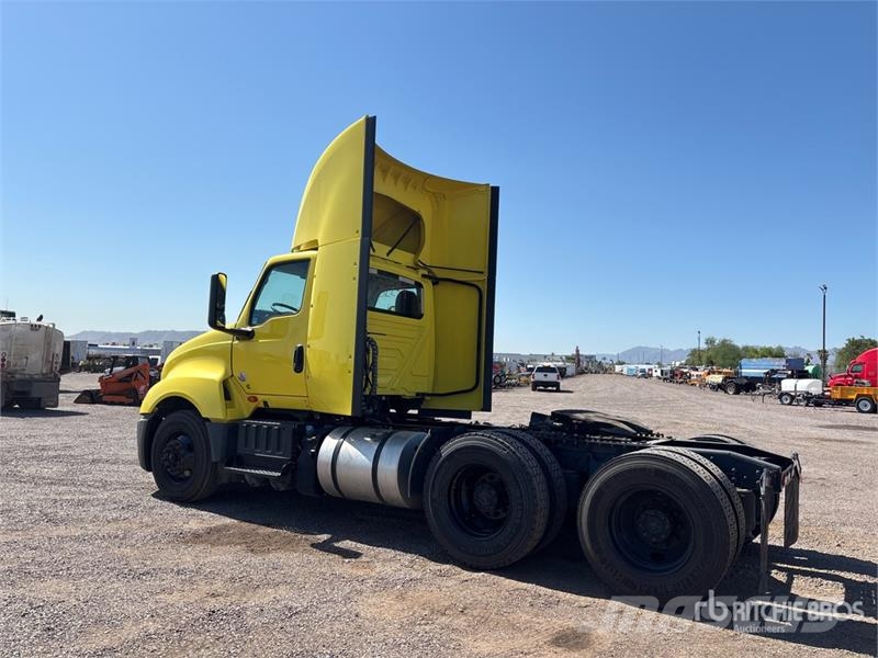 International LT625 6x4 T/A Day Cab Truck Tractor Tractores (camiões)