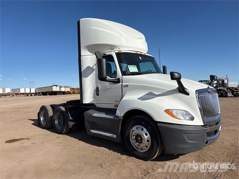 International LT625 6x4 T/A Day Cab Truck Tractor Тягачі