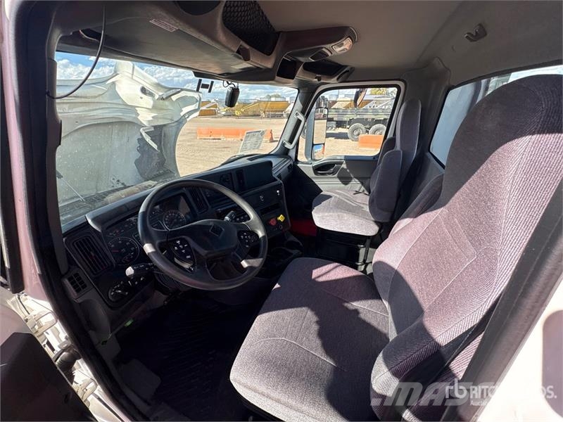 International LT625 6x4 T/A Day Cab Truck Tractor Тягачі