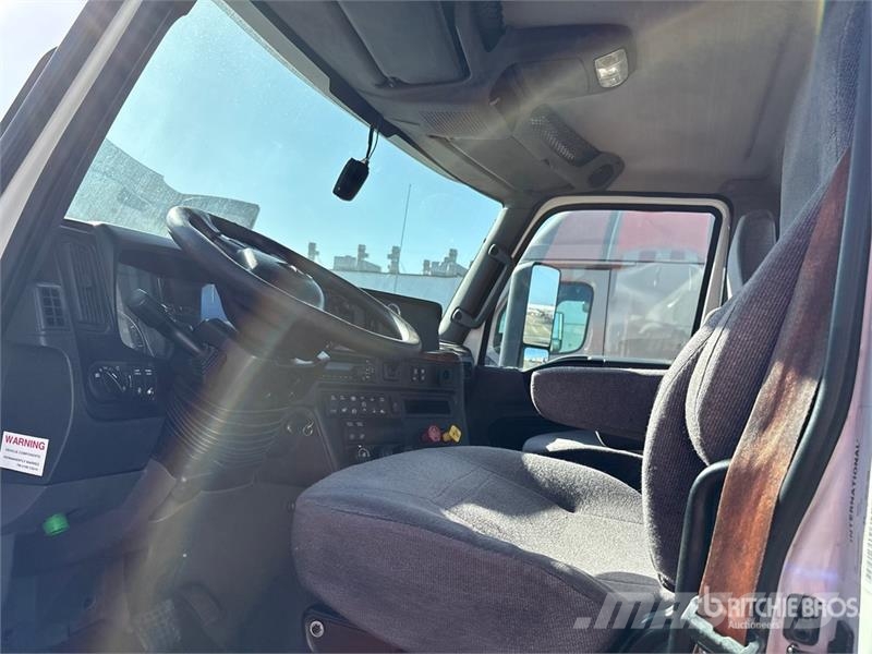 International LT625 6x2 T/A Day Cab Truck Tractor Tracteur routier