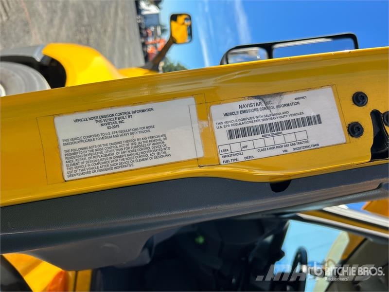 International LT625 6x4 T/A Day Cab Truck Tractor Vlačilci