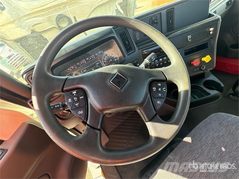 International LT625 6x4 T/A Day Cab Truck Tractor Тягачі