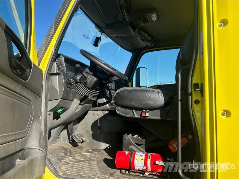International LT625 6x4 T/A Day Cab Truck Tractor Тягачі