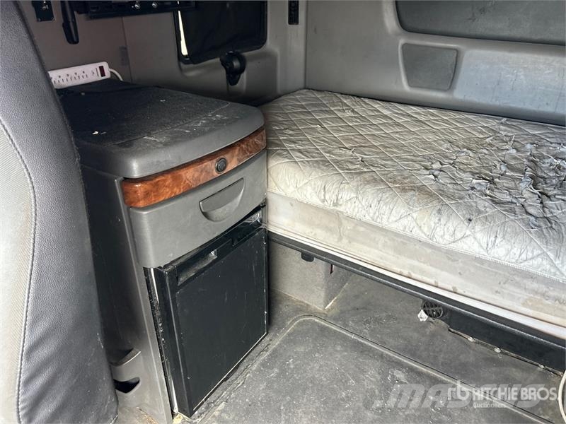 International LT625 6x4 T/A Sleeper Truck Tractor Vlačilci