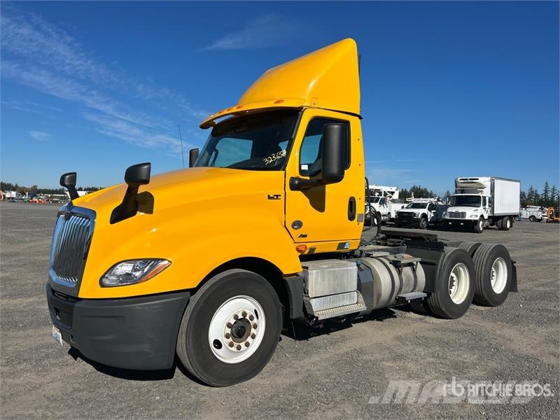 International LT625 6x4 T/A Day Cab Truck Tractor Vlačilci