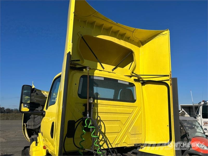 International LT625 6x4 T/A Day Cab Truck Tractor Тягачі