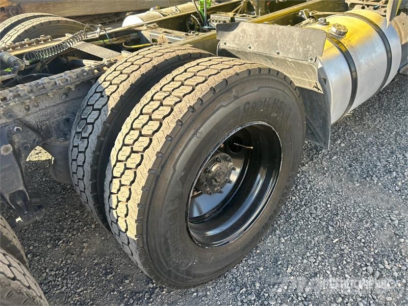 International LT625 6x4 T/A Day Cab Truck Tractor Тягачі