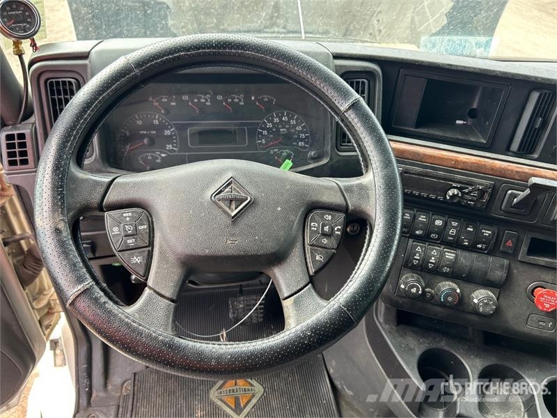 International LT625 6x4 T/A Sleeper Truck Tractor Vlačilci