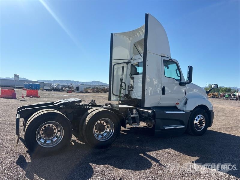 International LT625 6x4 T/A Day Cab Truck Tractor Cavalos mecânicos