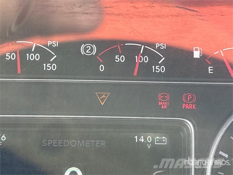 International LT625 6x2 T/A Day Cab Truck Tractor Tracteur routier